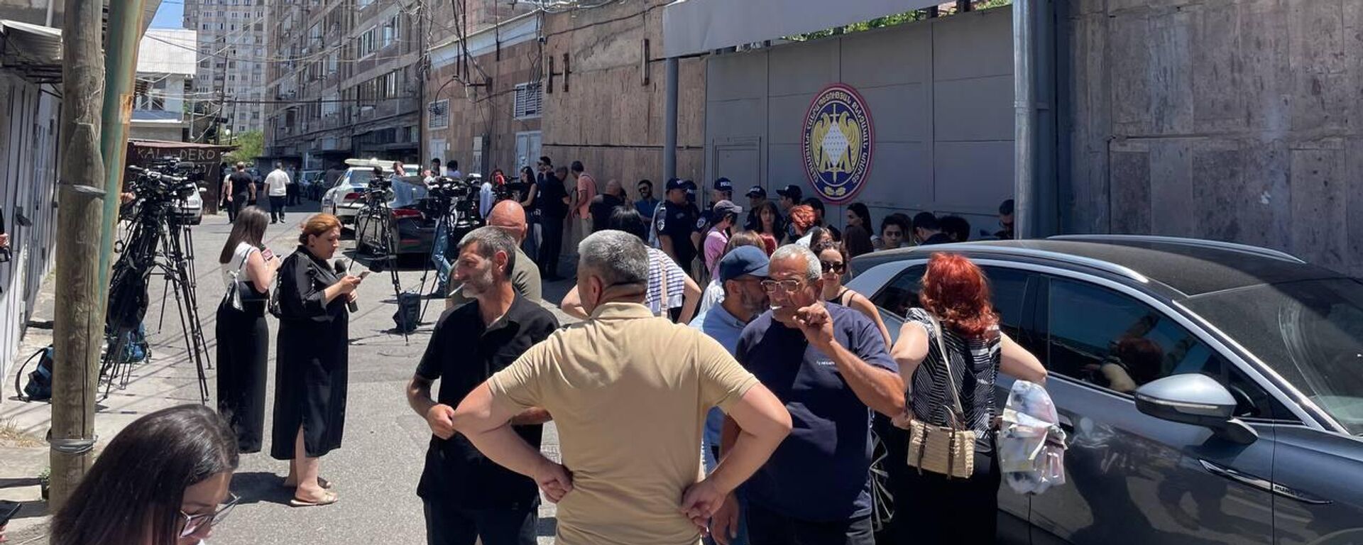 Tình hình tại tòa nhà Ủy ban điều tra (ngày 25 tháng 6 năm 2025). Yerevan - Sputnik Việt Nam, 1920, 26.06.2025