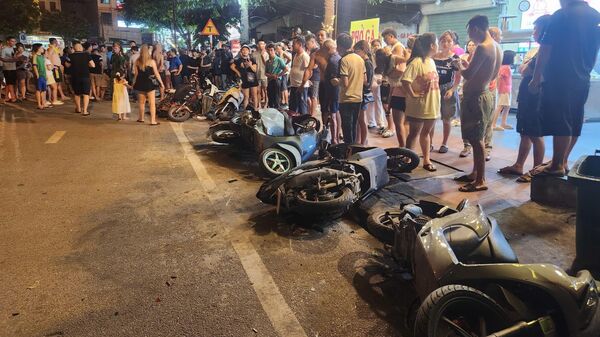 Ô tô tông loạt xe máy tại Bắc Ninh, 2 người bị thương - Sputnik Việt Nam