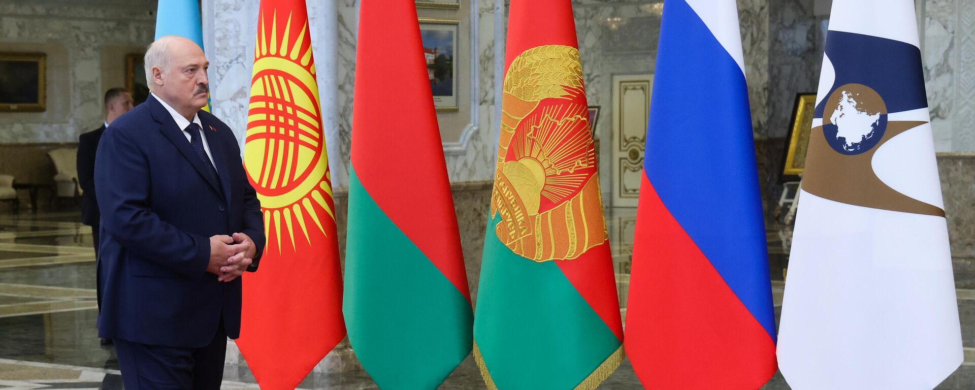 Tổng thống Belarus Alexandr Lukashenko trước cuộc họp của Hội đồng kinh tế Á-Âu tối cao tại Minsk - Sputnik Việt Nam, 1920, 27.06.2025