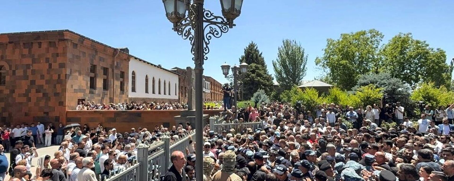 Các sĩ quan của Cơ quan An ninh Quốc gia Armenia đến Etchmiadzin để bắt giữ tổng giám mục - Sputnik Việt Nam, 1920, 30.06.2025