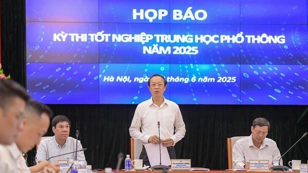 Thứ trưởng thường trực Bộ Giáo dục và Đào tạo Phạm Ngọc Thưởng chủ trì buổi họp báo - Sputnik Việt Nam