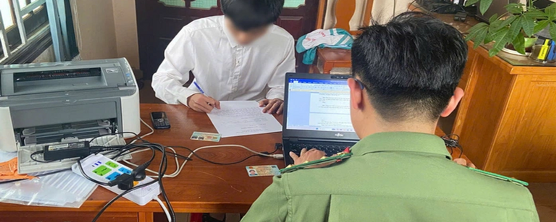 Thí sinh N.P.T.S. tại cơ quan công an - Sputnik Việt Nam, 1920, 28.06.2025