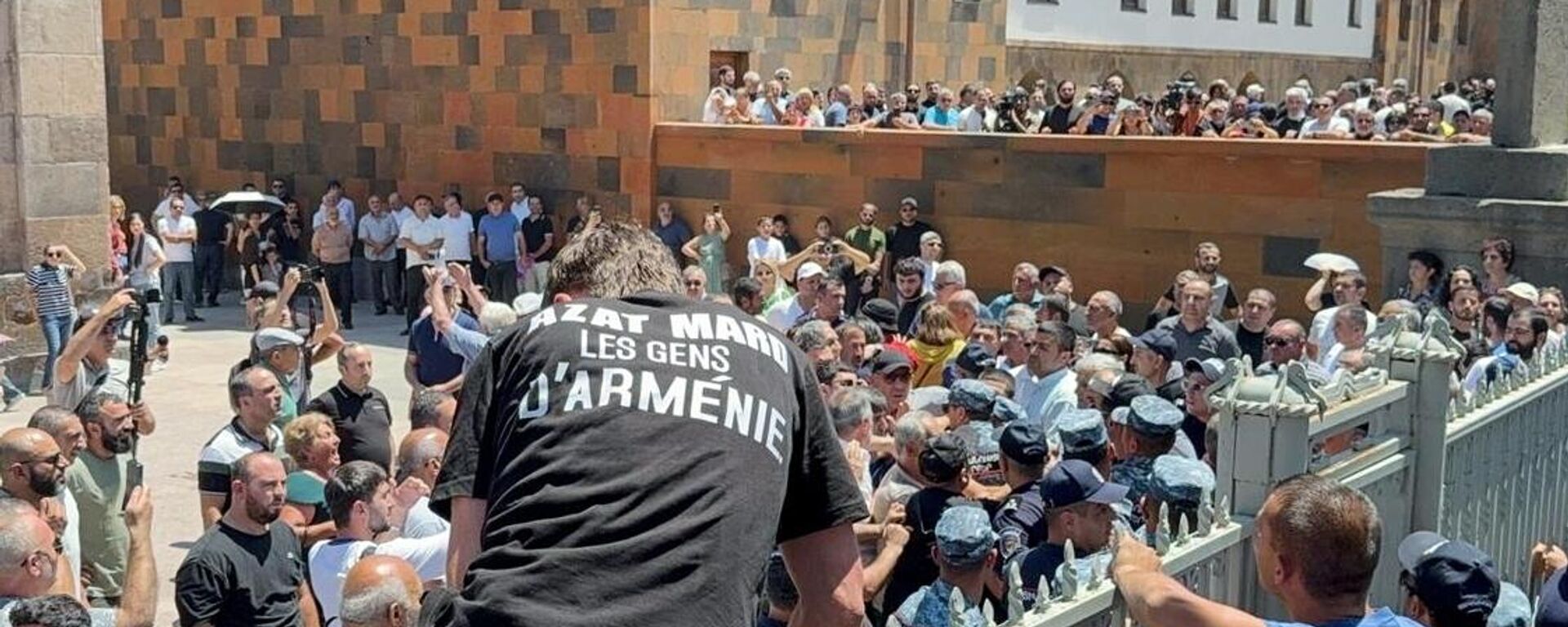 Các sĩ quan của Cơ quan An ninh Quốc gia Armenia đến Echmiadzin để bắt giữ tổng giám mục - Sputnik Việt Nam, 1920, 29.06.2025