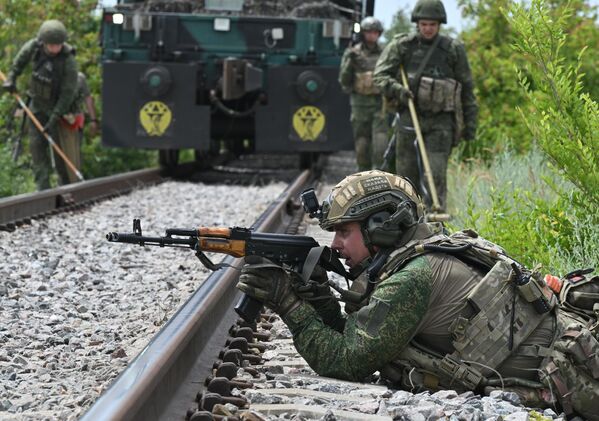 Quân nhân Nga trên đoàn tàu bọc thép &quot;Yenisei&quot; nhóm quân &quot;Trung tâm&quot; phối hợp hoạt động chiến đấu theo hướng Krasnoarmeysk trong chiến dịch quân sự đặc biệt - Sputnik Việt Nam