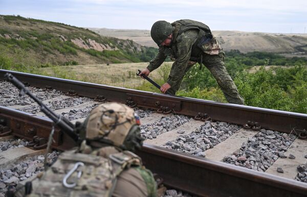 Quân nhân Nga trên đoàn tàu bọc thép &quot;Yenisei&quot; nhóm quân &quot;Trung tâm&quot; phối hợp hoạt động chiến đấu theo hướng Krasnoarmeysk trong chiến dịch quân sự đặc biệt - Sputnik Việt Nam