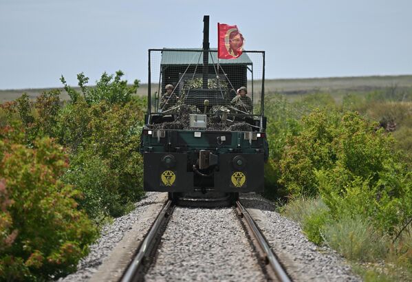 Quân nhân Nga trên đoàn tàu bọc thép &quot;Yenisei&quot; nhóm quân &quot;Trung tâm&quot; phối hợp hoạt động chiến đấu theo hướng Krasnoarmeysk trong chiến dịch quân sự đặc biệt - Sputnik Việt Nam