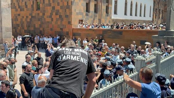 Các sĩ quan của Cơ quan An ninh Quốc gia Armenia đến Echmiadzin để bắt giữ tổng giám mục - Sputnik Việt Nam