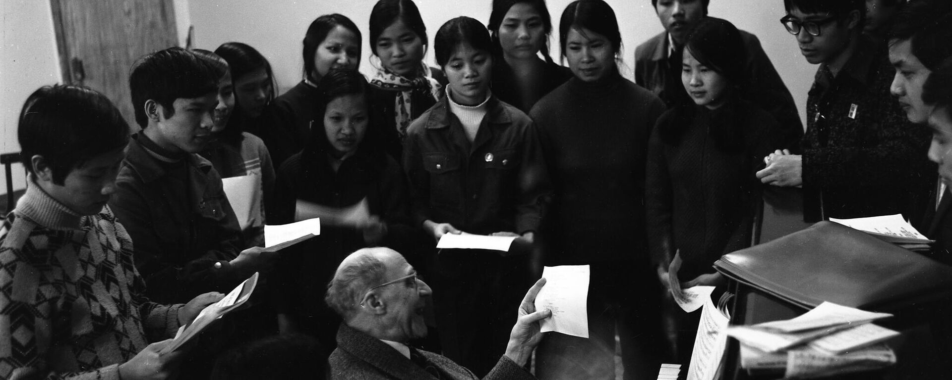 Sinh viên Việt Nam từ Học viện Bách khoa Donetsk (nay là Đại học Kỹ thuật Quốc gia Donetsk) tham gia biểu diễn nghiệp dư của học viện - Sputnik Việt Nam, 1920, 30.06.2025