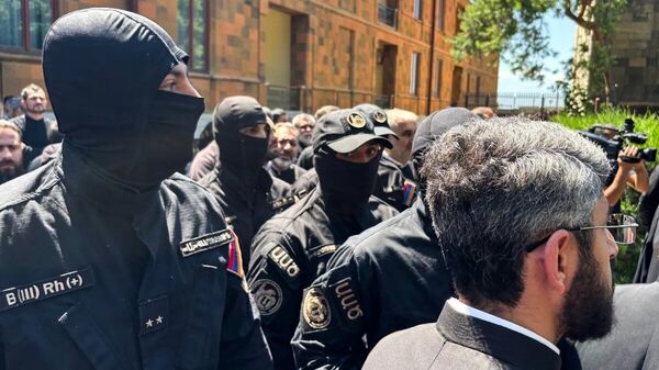 Các sĩ quan của Cơ quan An ninh Quốc gia Armenia đến Etchmiadzin để bắt giữ tổng giám mục - Sputnik Việt Nam