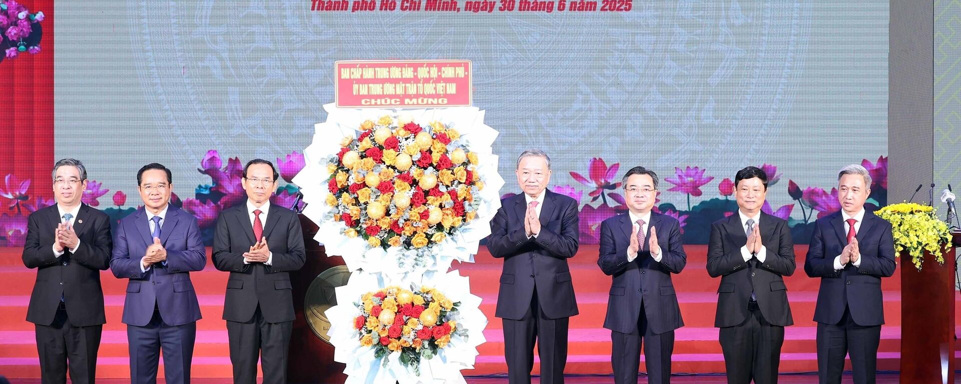 Tổng Bí thư Tô Lâm chúc mừng lãnh đạo chủ chốt TP.HCM sáp nhập với Bình Dương và Bà Rịa-Vũng Tàu. - Sputnik Việt Nam, 1920, 01.07.2025