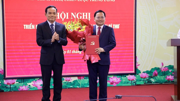 Ông Trần Lưu Quang, Bí thư Trung ương Đảng, Trưởng Ban Chính sách, chiến lược Trung ương (bên trái), trao quyết định cho ông Nguyễn Anh Tuấn - Sputnik Việt Nam