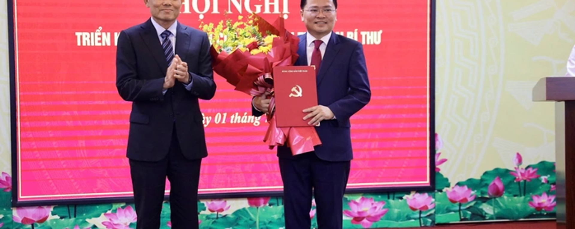 Ông Trần Lưu Quang, Bí thư Trung ương Đảng, Trưởng Ban Chính sách, chiến lược Trung ương (bên trái), trao quyết định cho ông Nguyễn Anh Tuấn - Sputnik Việt Nam, 1920, 01.07.2025