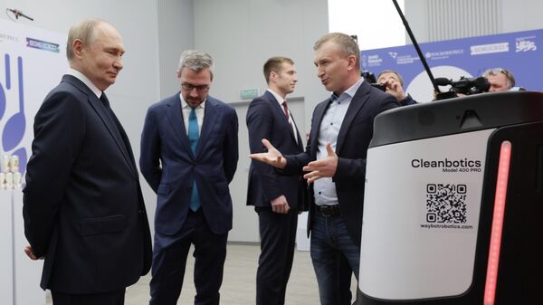 Tổng thống Nga Vladimir Putin và robot lau dọn - Sputnik Việt Nam