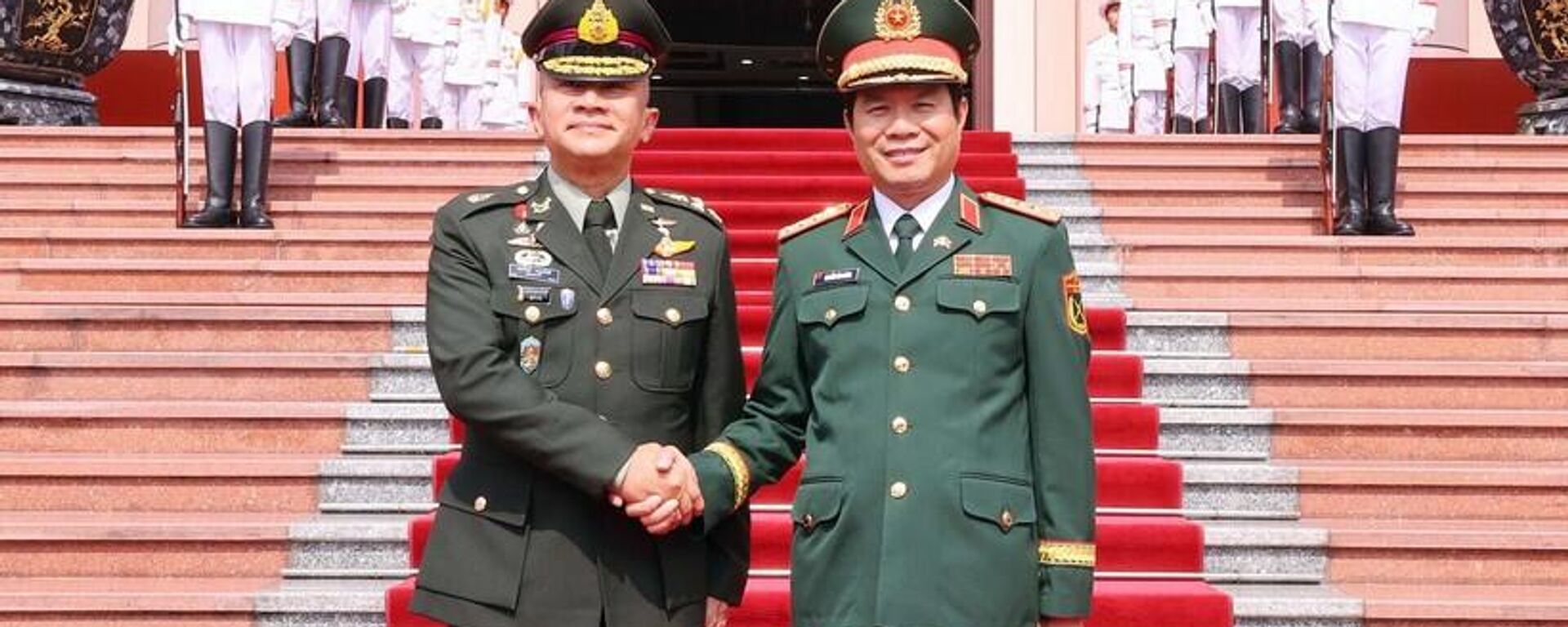 Đại tướng Nguyễn Tân Cương và Đại tướng Songwit Noonpackdee tại lễ đón - Sputnik Việt Nam, 1920, 04.07.2025