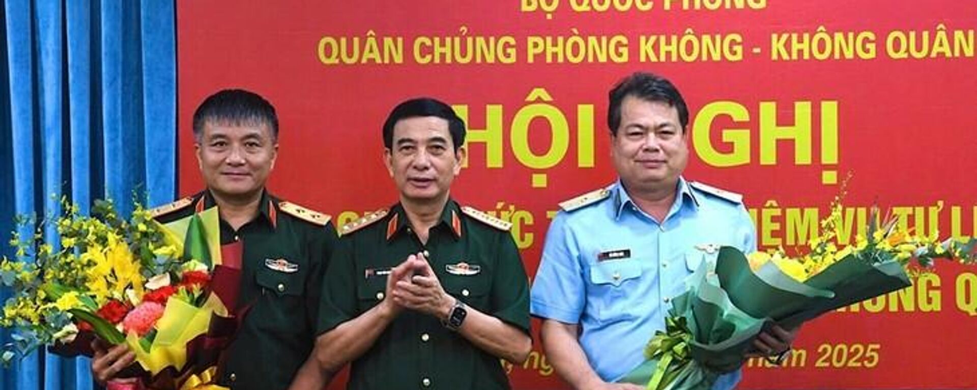 Đại tướng Phan Văn Giang tặng hoa chúc mừng Trung tướng Nguyễn Văn Hiền (bên trái) và Thiếu tướng Vũ Hồng Sơn - Sputnik Việt Nam, 1920, 04.07.2025