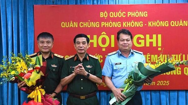 Đại tướng Phan Văn Giang tặng hoa chúc mừng Trung tướng Nguyễn Văn Hiền (bên trái) và Thiếu tướng Vũ Hồng Sơn - Sputnik Việt Nam