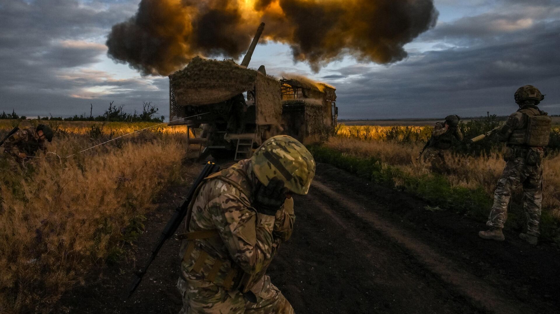 Các chiến sĩ Nga từ nhóm Trung tâm bên pháo tự hành 2S44 «Giatsint-K» chiến đấu ở hướng Krasnoarmeysk trong chiến dịch quân sự đặc biệt - Sputnik Việt Nam, 1920, 23.09.2025