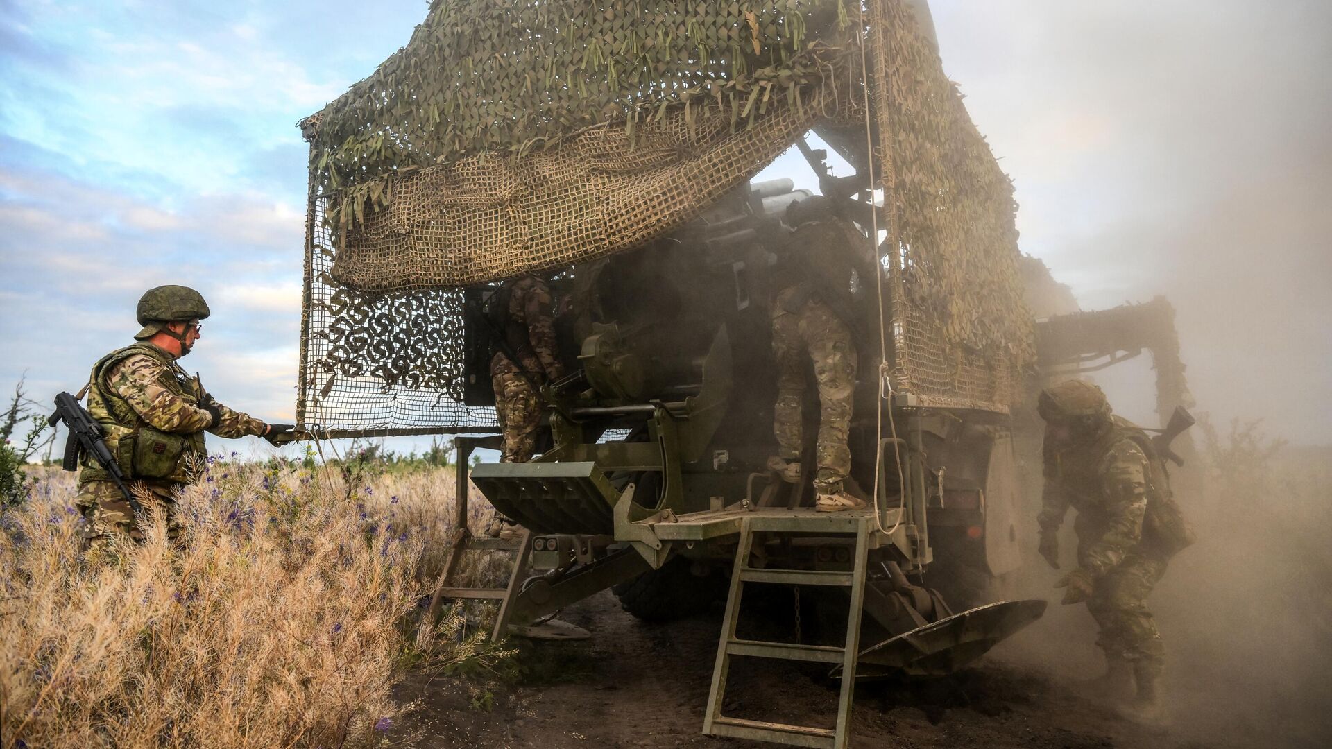 Các chiến sĩ Nga từ nhóm Trung tâm bên pháo tự hành 2S44 «Giatsint-K» chiến đấu ở hướng Krasnoarmeysk trong chiến dịch quân sự đặc biệt - Sputnik Việt Nam, 1920, 02.08.2025