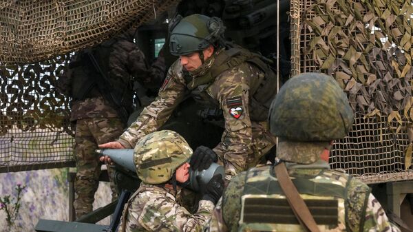 Военнослужащие группировки войск Центр у самоходной артиллерийской установки 2С44 Гиацинт-К во время боевой работы на Красноармейском направлении СВО - Sputnik Việt Nam