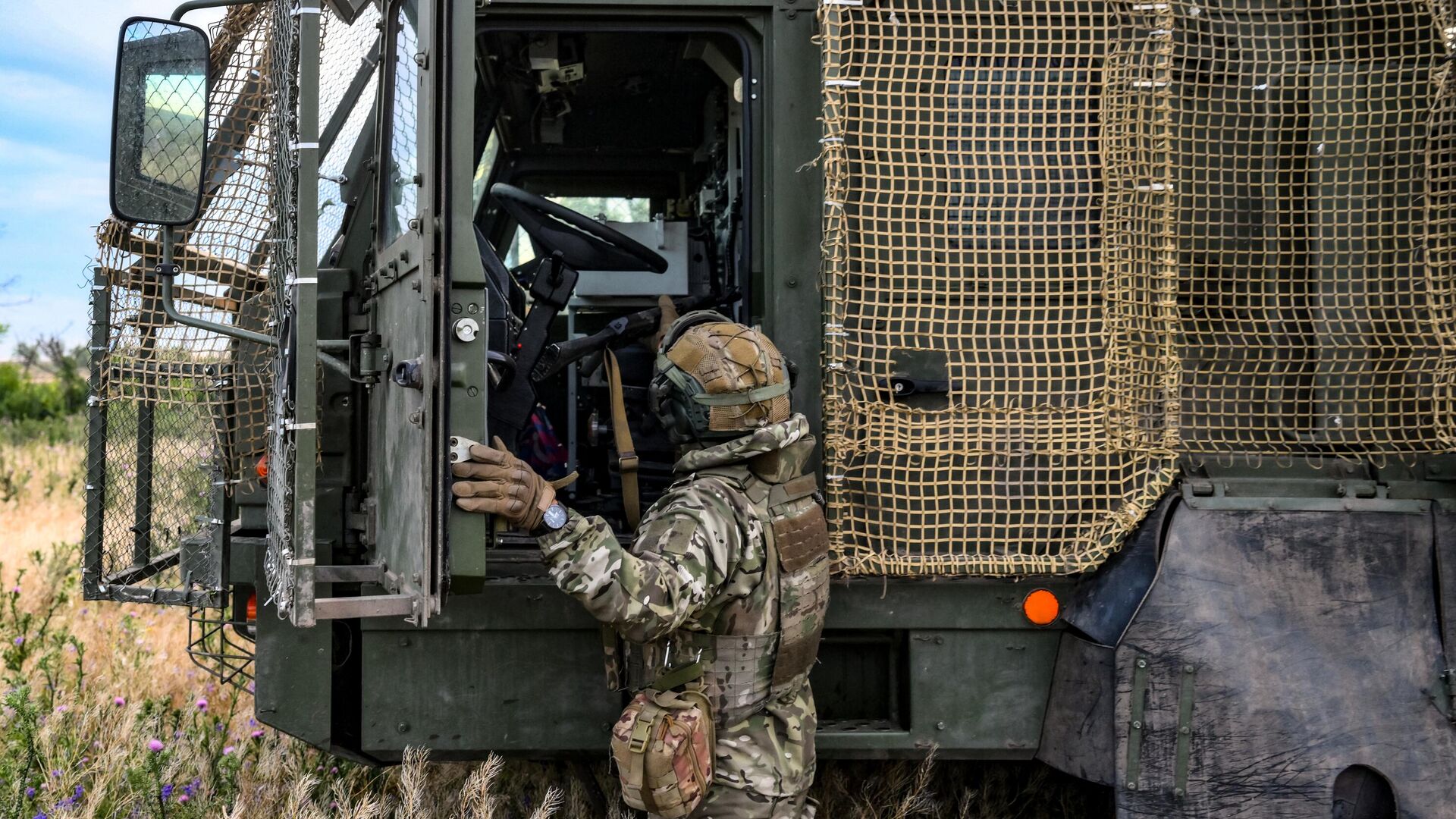 Các chiến sĩ Nga từ nhóm Trung tâm bên pháo tự hành 2S44 «Giatsint-K» chiến đấu ở hướng Krasnoarmeysk trong chiến dịch quân sự đặc biệt - Sputnik Việt Nam, 1920, 06.08.2025