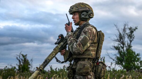 Военнослужащий группировки войск Центр во время боевой работы самоходной артиллерийской установки 2С44 Гиацинт-К на Красноармейском направлении СВО - Sputnik Việt Nam