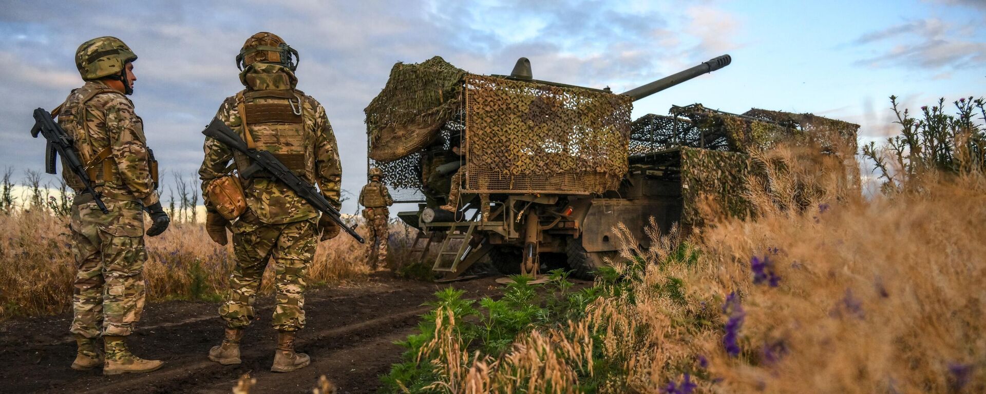 Các chiến sĩ Nga từ nhóm Trung tâm bên pháo tự hành 2S44 «Giatsint-K» chiến đấu ở hướng Krasnoarmeysk trong chiến dịch quân sự đặc biệt - Sputnik Việt Nam, 1920, 23.09.2025