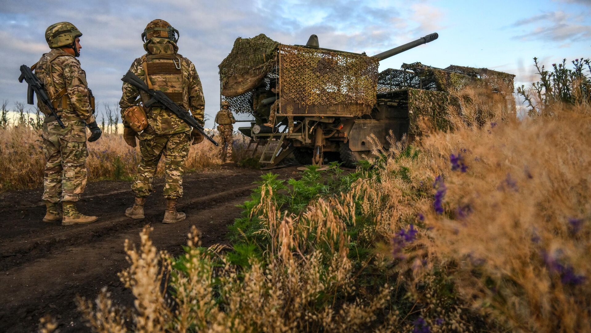 Các chiến sĩ Nga từ nhóm Trung tâm bên pháo tự hành 2S44 «Giatsint-K» chiến đấu ở hướng Krasnoarmeysk trong chiến dịch quân sự đặc biệt - Sputnik Việt Nam, 1920, 23.09.2025