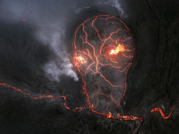 Tác phẩm "Smoking Skull" ("Hộp Sọ Bốc Khói") của nhiếp ảnh gia Tây Ban Nha Daniel Viñé Garcia – đạt giải nhì ở hạng mục Folio Submission (Dự thi theo bộ ảnh) trong cuộc thi The Inaugural International Aerial Photographer of the Year 2025 Tác phẩm "Smoking Skull" ("Hộp Sọ Bốc Khói") của nhiếp ảnh gia Tây Ban Nha Daniel Viñé Garcia – đạt giải nhì ở hạng mục Folio Submission (Dự thi theo bộ ảnh) trong cuộc thi The Inaugural International Aerial Photographer of the Year 2025 - Sputnik Việt Nam