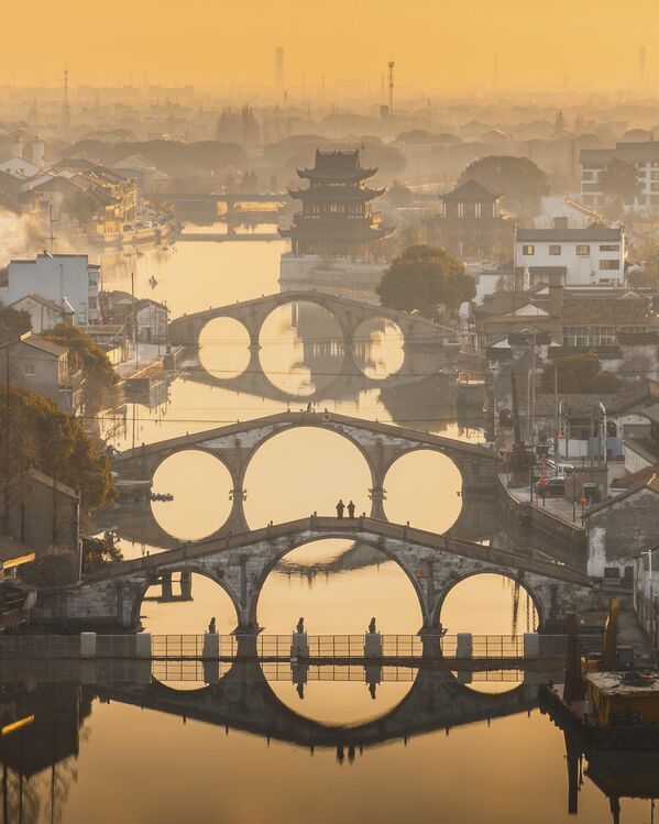 Tác phẩm "Hanging on the Bridge" ("Bám Trên Cây Cầu") của nhiếp ảnh gia Vitaly Golovatyuk – nằm trong Top 101 của cuộc thi The Inaugural International Aerial Photographer of the Year 2025 Tác phẩm "Hanging on the Bridge" ("Bám Trên Cây Cầu") của nhiếp ảnh gia Vitaly Golovatyuk – nằm trong Top 101 của cuộc thi The Inaugural International Aerial Photographer of the Year 2025 - Sputnik Việt Nam