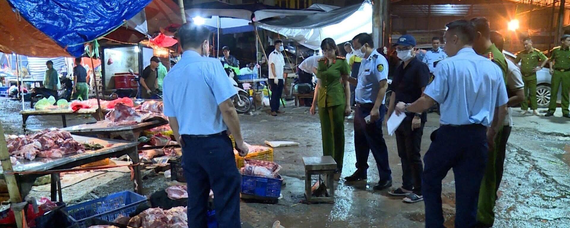 Lực lượng chức năng phát hiện và triệt phá đường dây giết mổ, tiêu thụ thịt lợn nhiễm bệnh ra thị trường.
 - Sputnik Việt Nam, 1920, 09.07.2025
