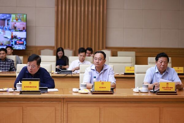 Các đại biểu tham dự Phiên họp thứ 6 của BCĐ xoá nhà tạm, nhà dột nát. Các đại biểu tham dự Phiên họp thứ 6 của BCĐ xoá nhà tạm, nhà dột nát. - Sputnik Việt Nam
