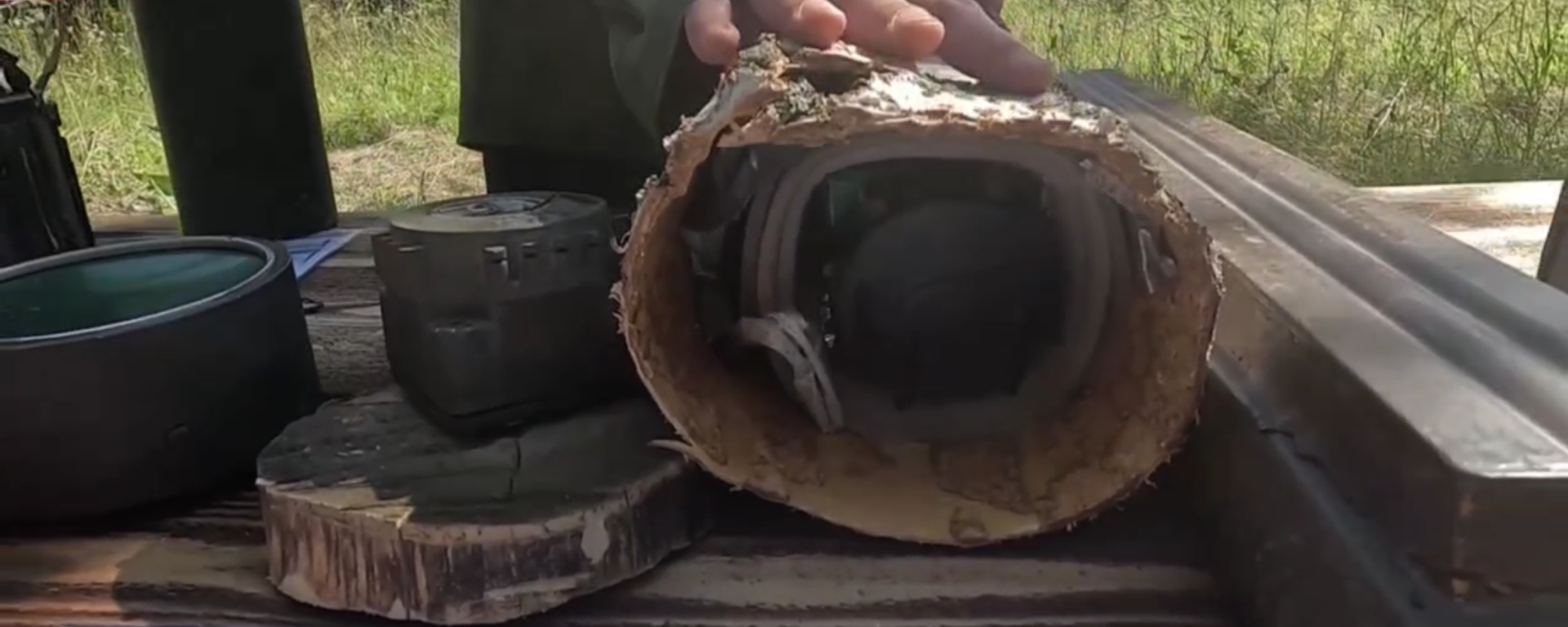 Quân đội Ukraina ngụy trang mìn chống tăng dưới dạng khúc gỗ tại tỉnh Kursk - Sputnik Việt Nam, 1920, 09.07.2025