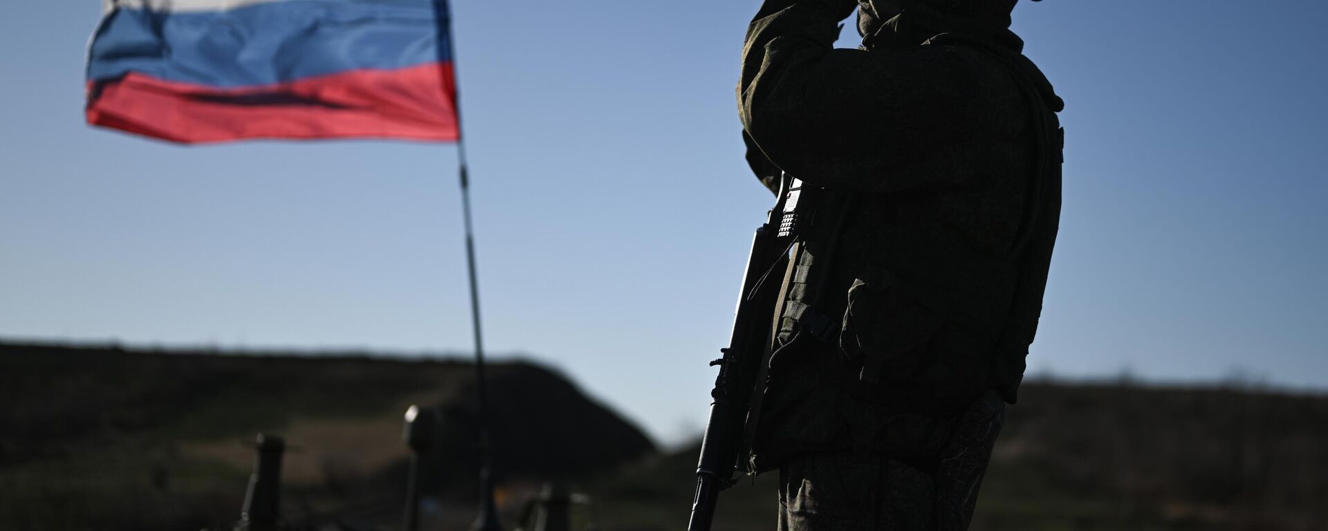 Một quân nhân của Quân khu Trung ương đang thực hiện công tác chiến đấu trên đoàn tàu bọc thép đặc biệt Yenisei theo hướng Krasnyi Lyman của chiến dịch quân sự đặc biệt - Sputnik Việt Nam, 1920, 11.07.2025