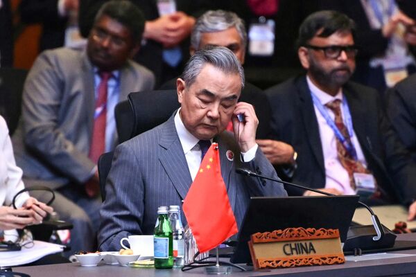 Bộ trưởng Ngoại giao Trung Quốc Vương Nghị tham dự hội nghị các Ngoại trưởng thuộc khuôn khổ Hội nghị Cấp cao Đông Á tại Kuala Lumpur, Malaysia Bộ trưởng Ngoại giao Trung Quốc Vương Nghị tham dự hội nghị các Ngoại trưởng thuộc khuôn khổ Hội nghị Cấp cao Đông Á tại Kuala Lumpur, Malaysia - Sputnik Việt Nam