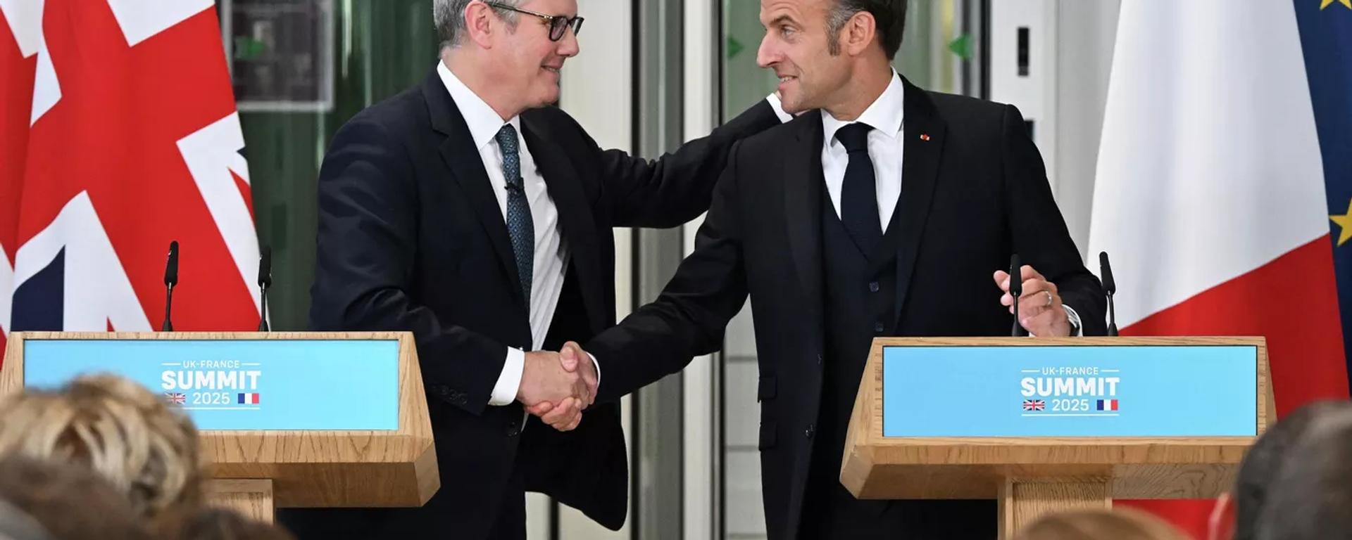 Tổng thống Pháp Emmanuel Macron tại cuộc họp báo chung ở London với Thủ tướng Anh Keir Starmer - Sputnik Việt Nam, 1920, 12.07.2025