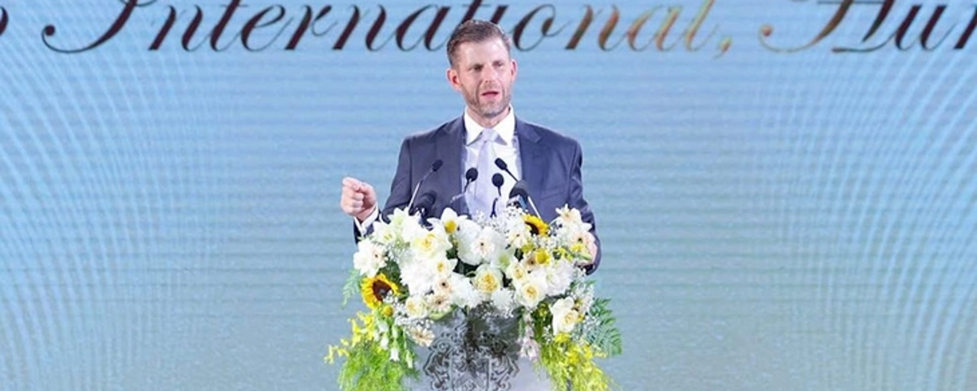 Ông Eric Trump, phó chủ tịch Tập đoàn Trump Organization, phát biểu tại lễ khởi công dự án tỉ USD ở Hưng Yên - Sputnik Việt Nam, 1920, 12.07.2025