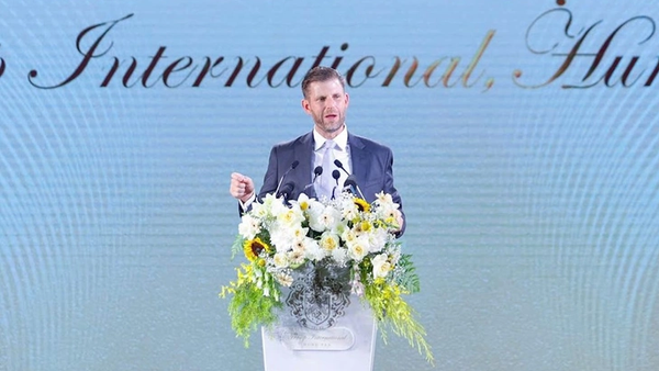 Ông Eric Trump, phó chủ tịch Tập đoàn Trump Organization, phát biểu tại lễ khởi công dự án tỉ USD ở Hưng Yên - Sputnik Việt Nam