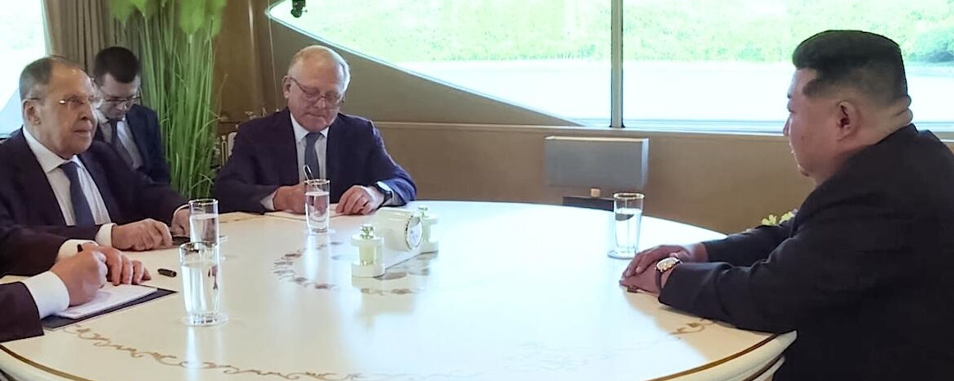 Bộ trưởng Ngoại giao Nga được ông Kim Jong-un tiếp đón trong chuyến thăm CHDCND Triều Tiên - Sputnik Việt Nam, 1920, 13.07.2025