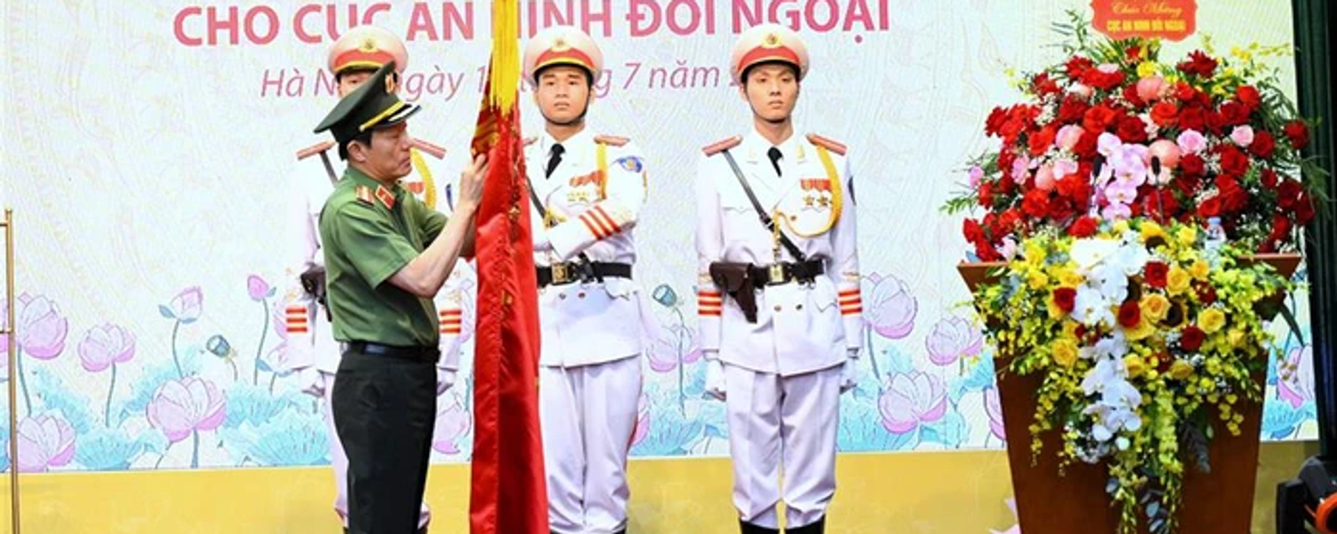 Bộ trưởng Lương Tam Quang trân trọng gắn danh hiệu Anh hùng lực lượng vũ trang nhân dân lên lá cờ truyền thống của Cục An ninh đối ngoại - Sputnik Việt Nam, 1920, 13.07.2025