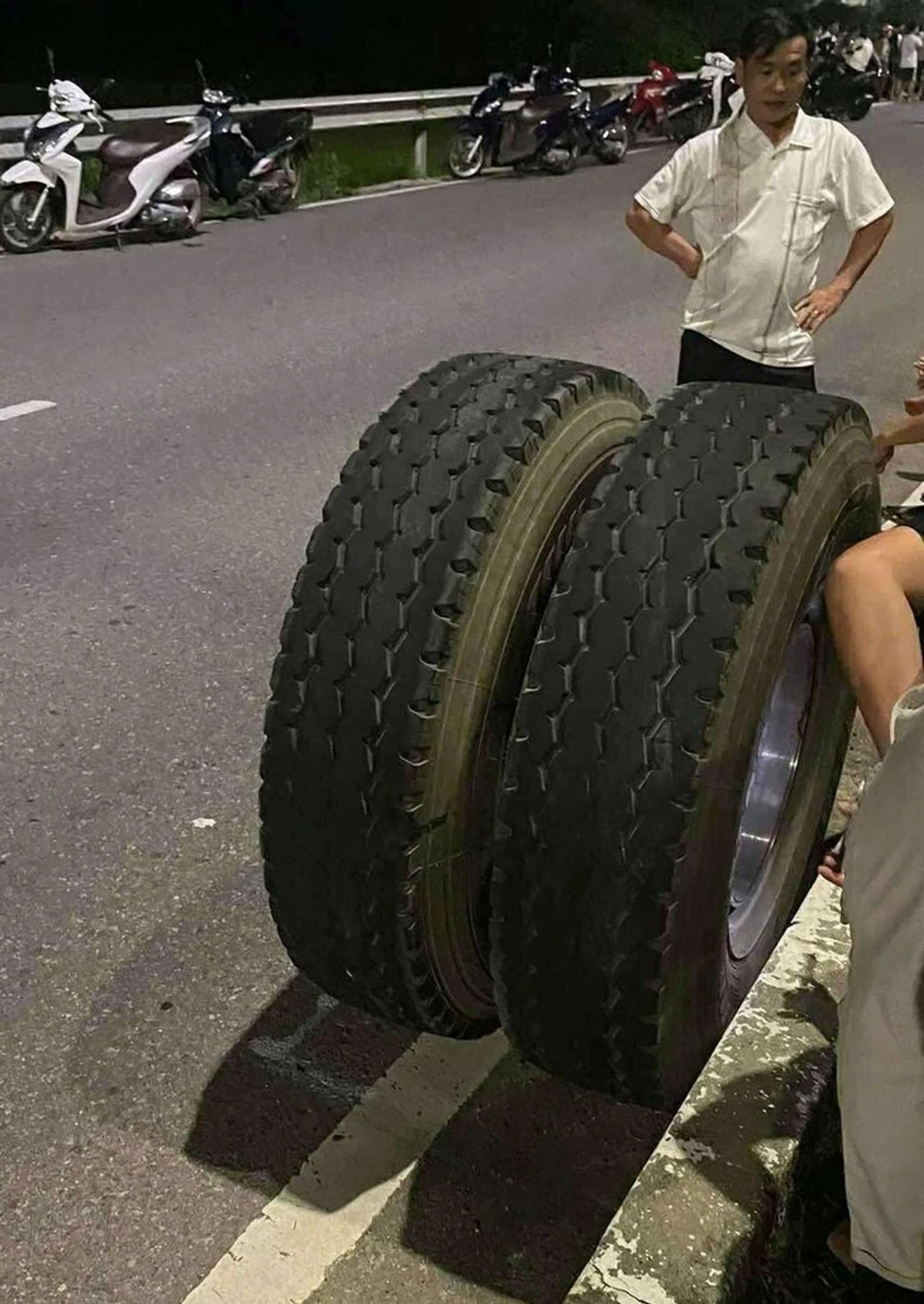 Cặp bánh xe container rơi ra tông trúng đại úy V. - Sputnik Việt Nam, 1920, 13.07.2025