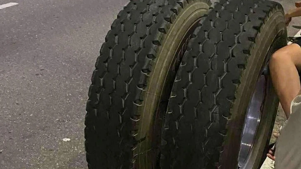 Cặp bánh xe container rơi ra tông trúng đại úy V. - Sputnik Việt Nam