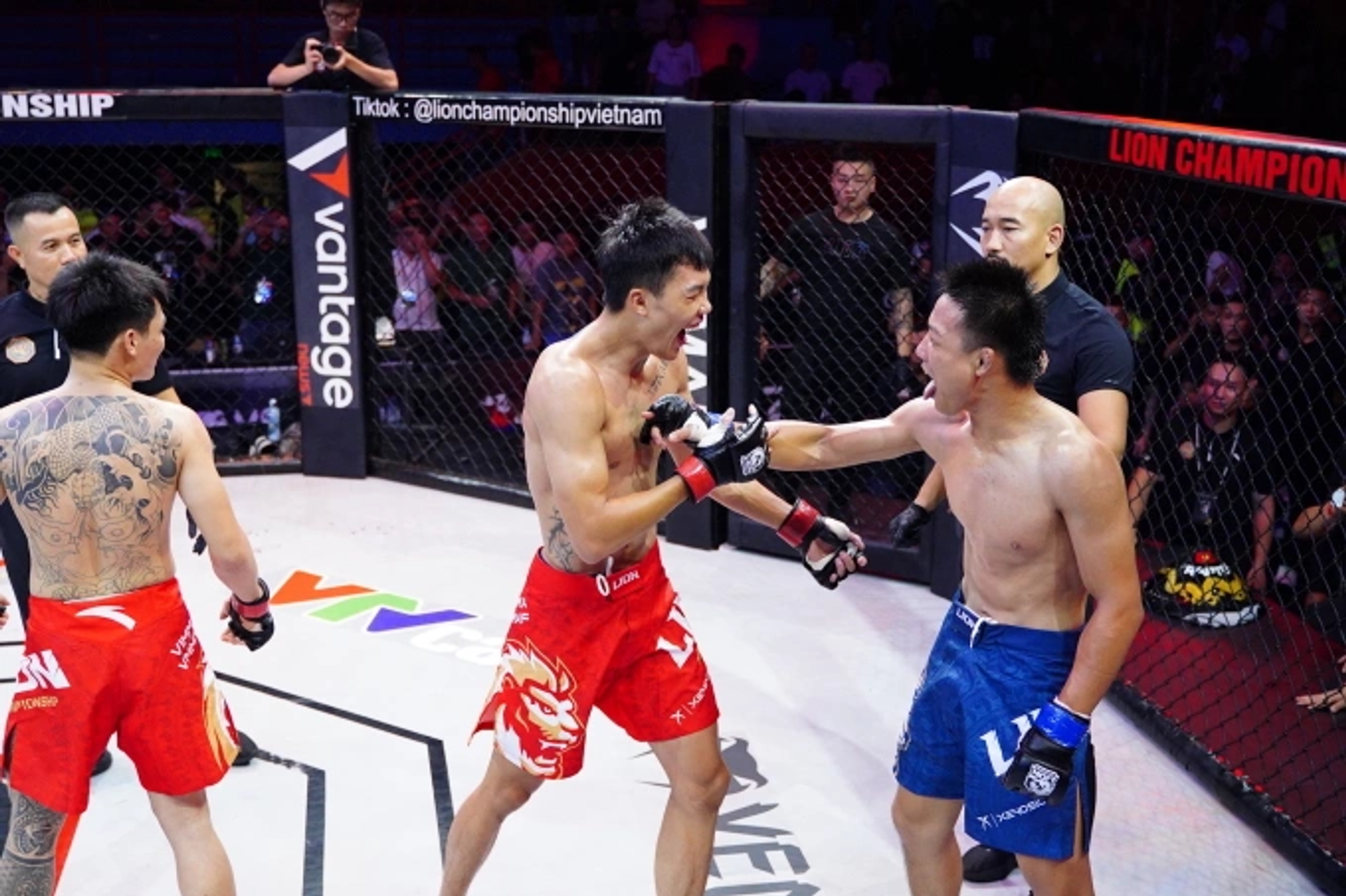 Hà Thế Anh (giữa) và Giả Diên Tần cười lớn cùng nhau sau khi trận đấu kết thúc Hà Thế Anh (giữa) và Giả Diên Tần cười lớn cùng nhau sau khi trận đấu kết thúc - Sputnik Việt Nam, 1920, 13.07.2025