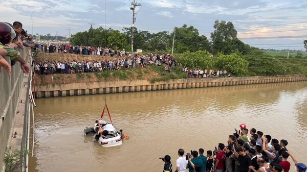 Nghệ An: Tìm thấy thi thể nạn nhân cuối cùng vụ ô tô rơi xuống sông Cụt - Sputnik Việt Nam