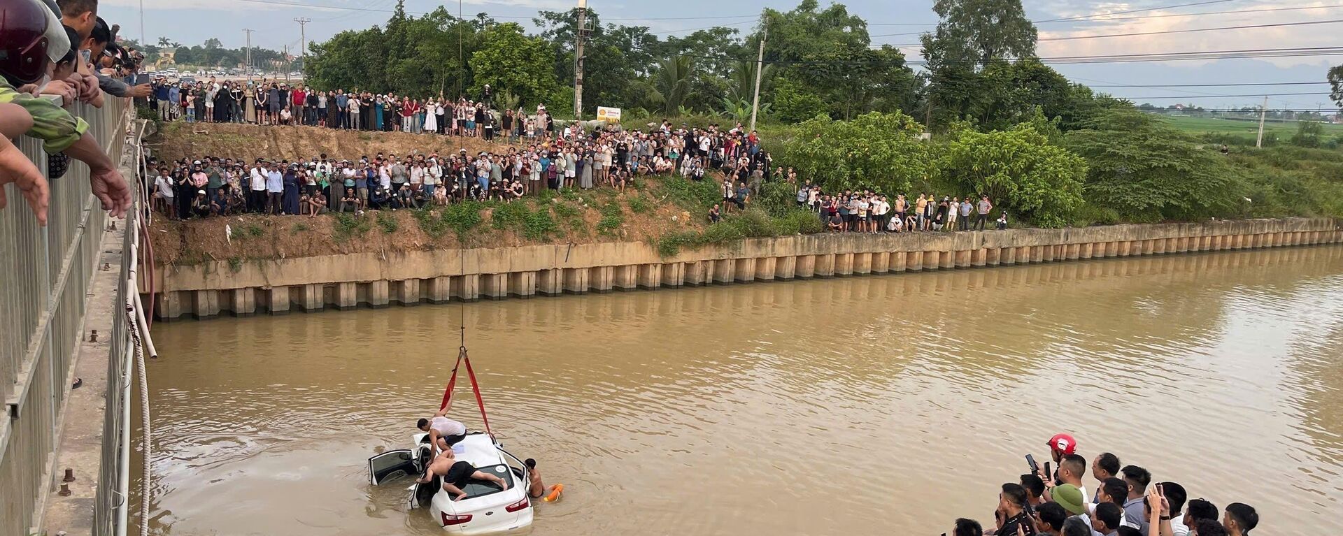 Nghệ An: Tìm thấy thi thể nạn nhân cuối cùng vụ ô tô rơi xuống sông Cụt - Sputnik Việt Nam, 1920, 14.07.2025