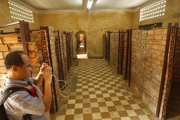 Quang cảnh các phòng giam trong Bảo tàng diệt chủng Tuol Sleng - nhà tù cũ S-21 ở Phnom Penh, Campuchia - Sputnik Việt Nam