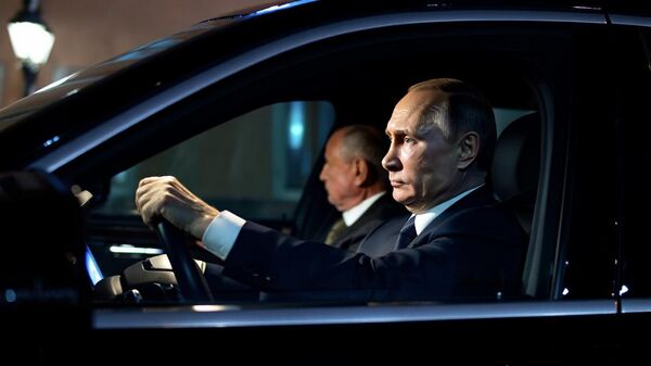 Bên trong xe Tổng Thống: Putin lần đầu tiết lộ những gì có trong chiếc Aurus - Sputnik Việt Nam