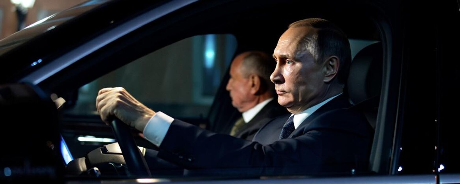 Bên trong xe Tổng Thống: Putin lần đầu tiết lộ những gì có trong chiếc Aurus - Sputnik Việt Nam, 1920, 14.07.2025