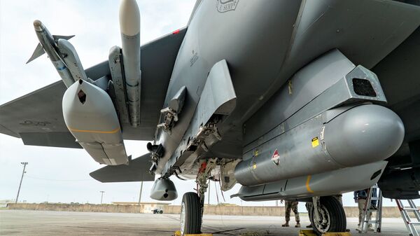 Một máy bay chiến đấu F-15E Strike Eagle của Không quân Hoa Kỳ đã được trang bị năm tên lửa không đối đất tầm xa AGM-158, hay còn gọi là JASSM, lần đầu tiên trong khuôn khổ một chương trình phát triển thử nghiệm tại Căn cứ Không quân Eglin, Florida. - Sputnik Việt Nam