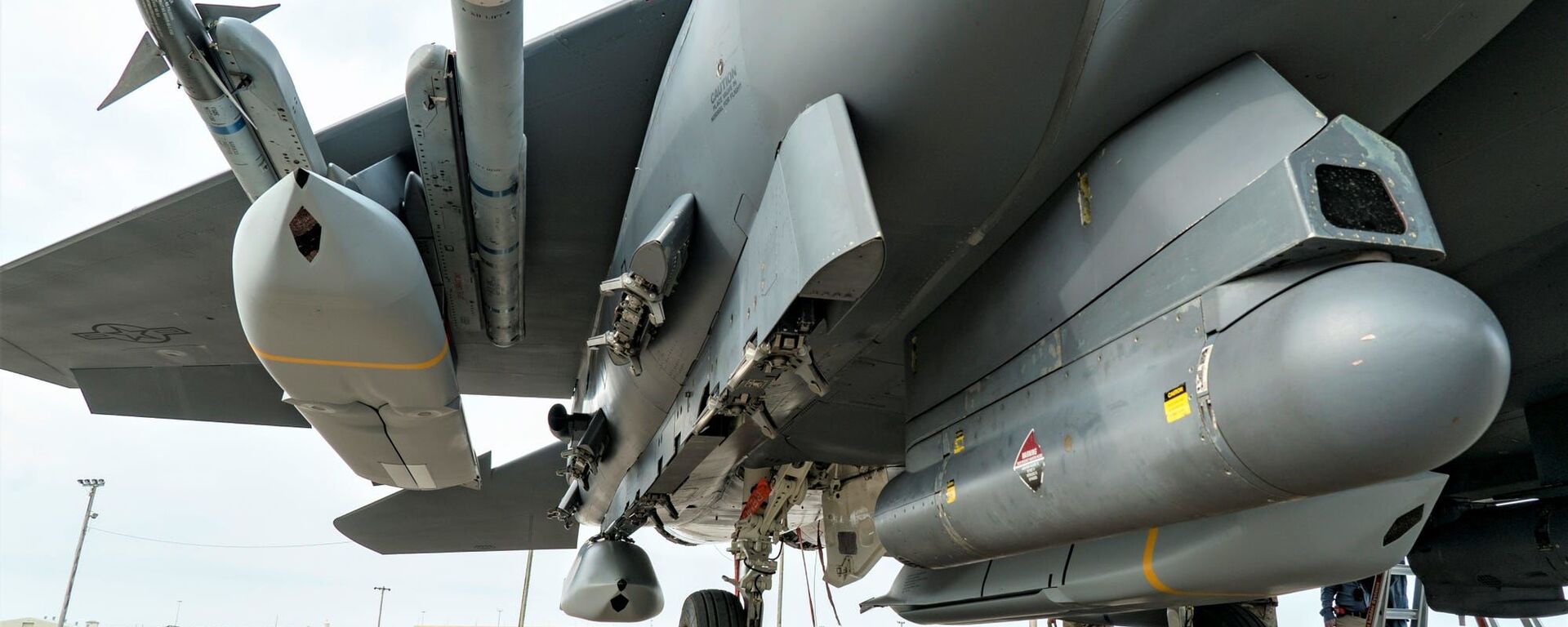Một máy bay chiến đấu F-15E Strike Eagle của Không quân Hoa Kỳ đã được trang bị năm tên lửa không đối đất tầm xa AGM-158, hay còn gọi là JASSM, lần đầu tiên trong khuôn khổ một chương trình phát triển thử nghiệm tại Căn cứ Không quân Eglin, Florida. - Sputnik Việt Nam, 1920, 14.07.2025