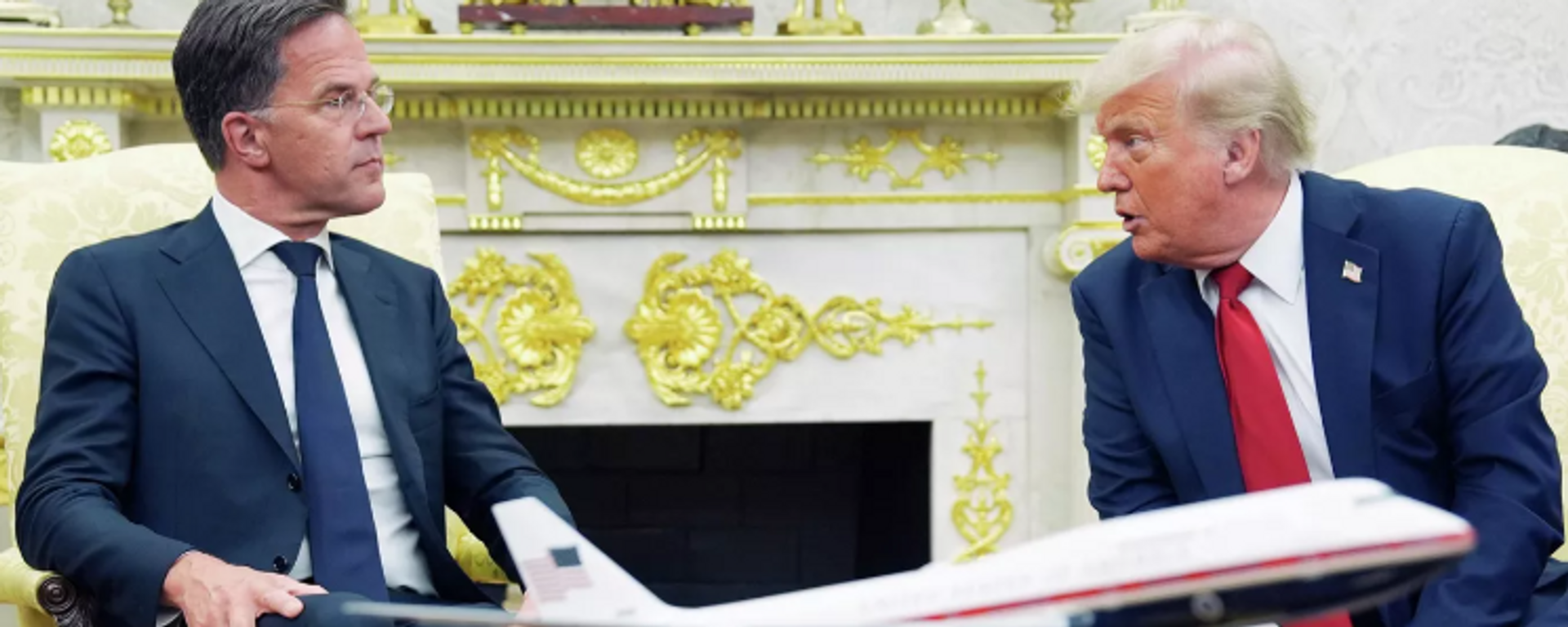 Tổng thống Donald Trump và Tổng Thư ký NATO Mark Rutte - Sputnik Việt Nam, 1920, 14.07.2025
